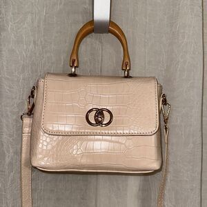 Croc Embossed Faux Leather Ivory Top Wooden Handle Gold Tone Double Ring Purse